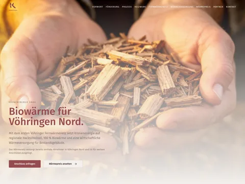 Website für KronenEnergie: Hände halten Holz-Hackschnitzel, darüber die Überschrift Biowärme für Vöhringen Nord