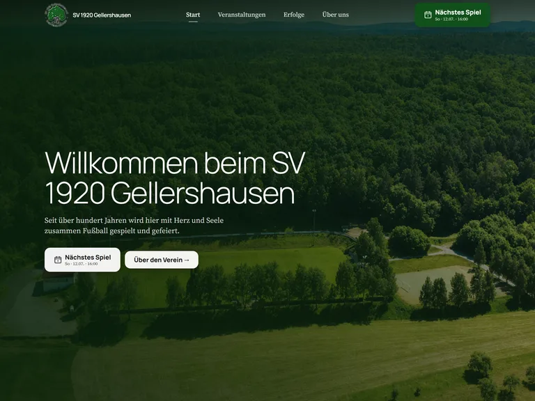 Website für den SV 1920 Gellershausen: Luftaufnahme des Sportplatzes am Waldrand mit Willkommens-Überschrift